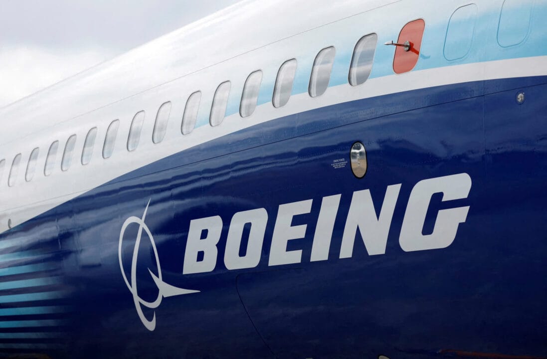 Logo Boeing được nhìn thấy trên thân máy bay Boeing 737 MAX tại Triển lãm hàng không quốc tế Farnborough, ở Farnborough, Anh, ngày 20 tháng 7 năm 2022. REUTERS