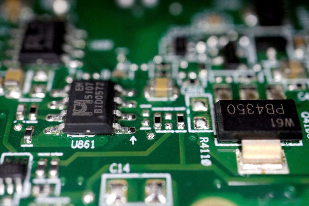 Các chip bán dẫn được nhìn thấy trên một bảng mạch in trong bức ảnh minh họa này được chụp vào ngày 17 tháng 2 năm 2023