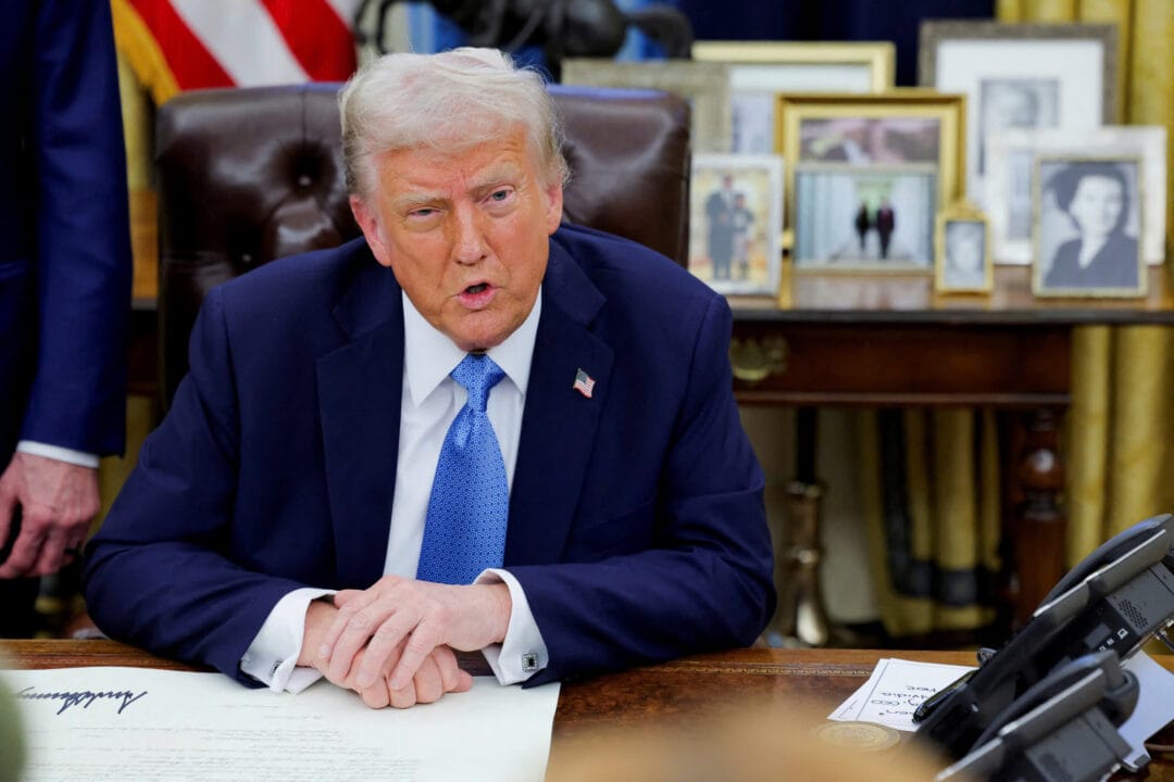 Tổng thống Hoa Kỳ Donald Trump nhìn khi ông ký một sắc lệnh hành pháp tại Phòng Bầu dục ở Nhà Trắng ở Washington, Hoa Kỳ, ngày 31 tháng 1 năm 2025