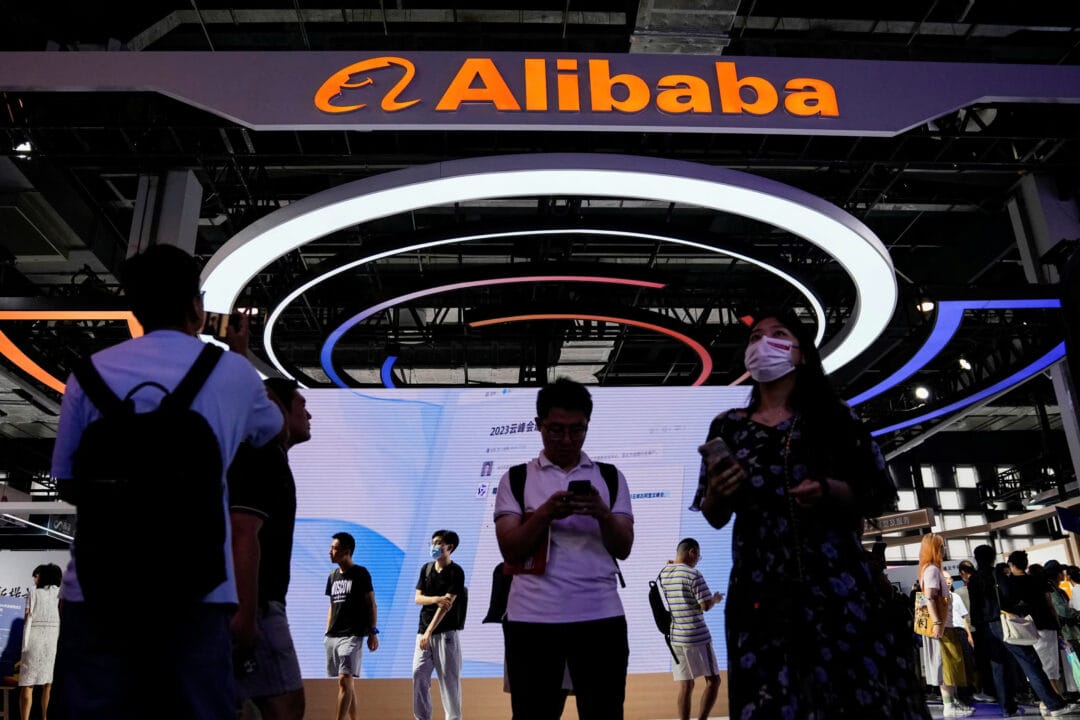 Biển hiệu của Tập đoàn Alibaba được nhìn thấy tại Hội nghị Trí tuệ nhân tạo thế giới (WAIC) ở Thượng Hải, Trung Quốc ngày 6 tháng 7 năm 2023