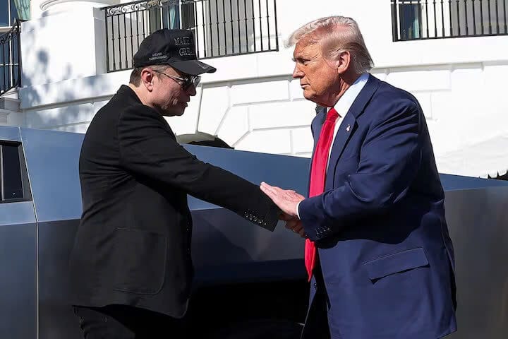 Tổng thống Hoa Kỳ Donald Trump và Giám đốc điều hành Tesla Elon Musk bắt tay nhau trước một chiếc Tesla Cybertruck, tại Nhà Trắng ở Washington, DC, Hoa Kỳ, ngày 11 tháng 3 năm 2025