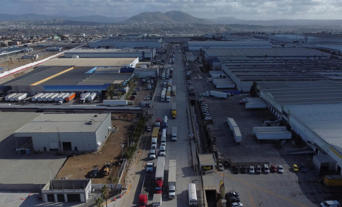 Góc nhìn từ máy bay không người lái cho thấy xe đầu kéo xếp hàng để vào Hoa Kỳ tại Cảng nhập cảnh Otay Mesa, ở Tijuana, Mexico