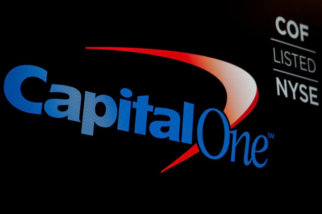 Logo và mã chứng khoán của Capital One được hiển thị trên màn hình tại sàn giao dịch chứng khoán New York (NYSE)