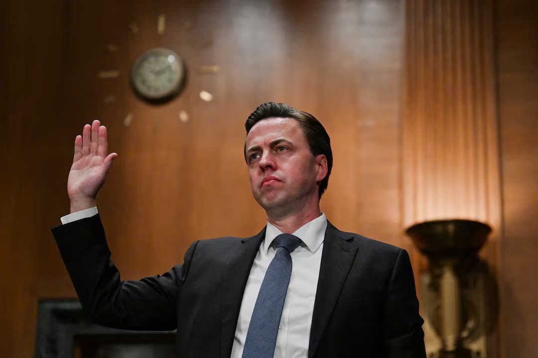 Jonathan McKernan, người được Tổng thống Hoa Kỳ Donald Trump đề cử làm giám đốc Cục Bảo vệ Tài chính Người tiêu dùng, tuyên thệ nhậm chức trong phiên điều trần phê chuẩn của Ủy ban Ngân hàng, Nhà ở và Đô thị Thượng viện tại Đồi Capitol ở Washington, DC, Hoa Kỳ, ngày 27 tháng 2 năm 2025.