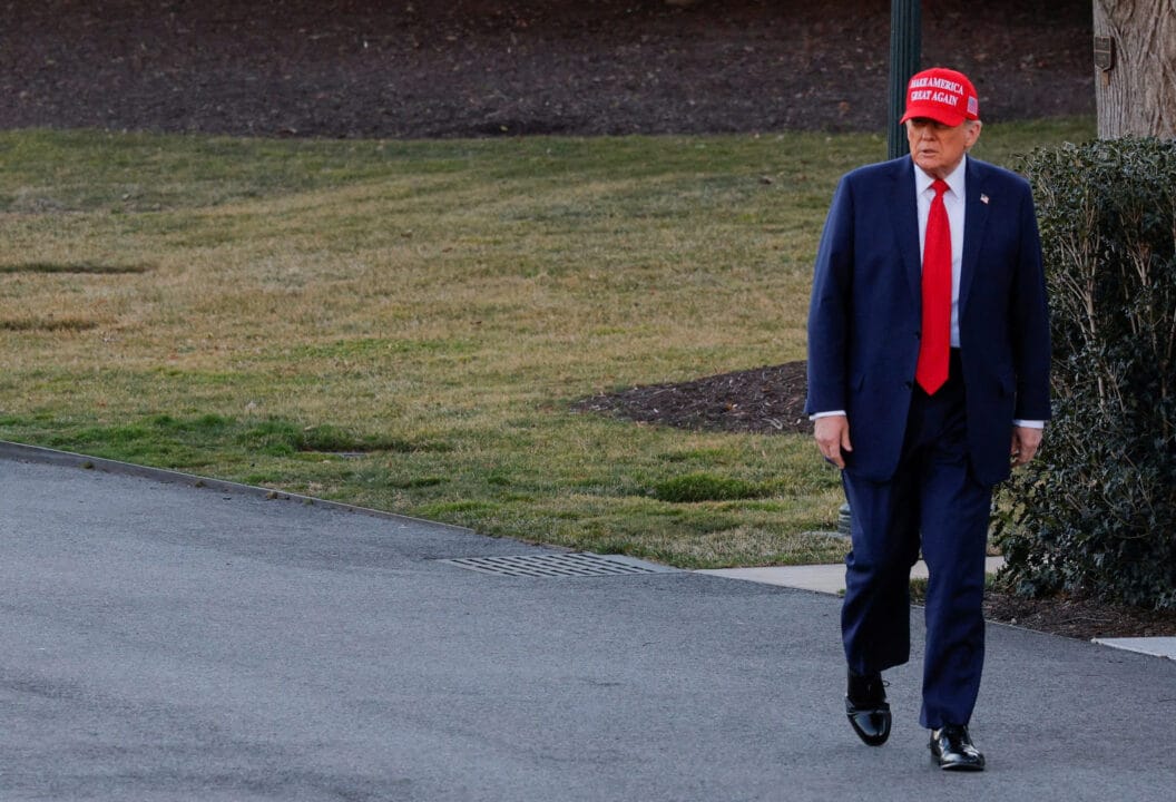 Tổng thống Hoa Kỳ Donald Trump đi bộ trên Bãi cỏ phía Nam trước khi lên Marine One tại Nhà Trắng, ở Washington, DC, Hoa Kỳ, ngày 28 tháng 2 năm 2025