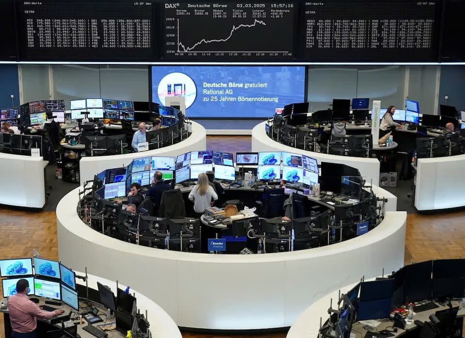 Biểu đồ giá cổ phiếu Đức DAX được chụp tại sàn giao dịch chứng khoán ở Frankfurt, Đức, ngày 3 tháng 3 năm 2025