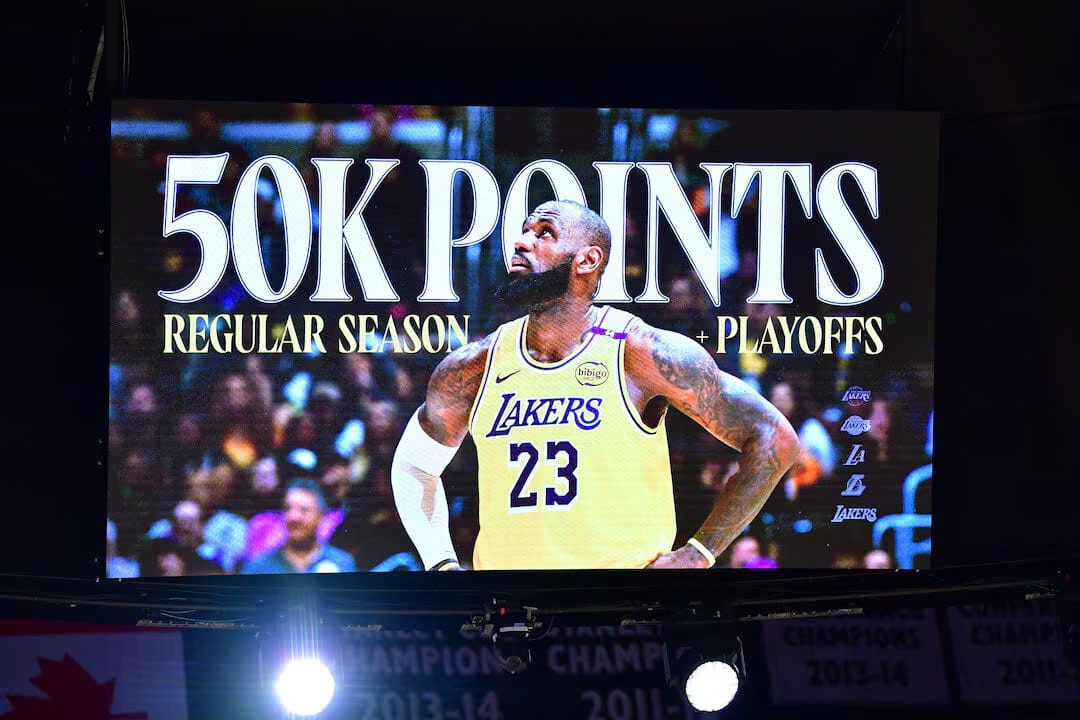 Một bảng video hiển thị cột mốc 50.000 điểm trong sự nghiệp của tiền đạo LeBron James của Los Angeles Lakers, sau khi anh ghi được một rổ ba điểm trước New Orleans Pelicans tại Los Angeles.