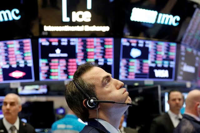 Một nhà giao dịch làm việc trên sàn giao dịch chứng khoán New York ngay trước khi tiếng chuông đóng cửa vang lên khi thị trường giảm mạnh tại New York, Hoa Kỳ, ngày 25 tháng 2 năm 2020