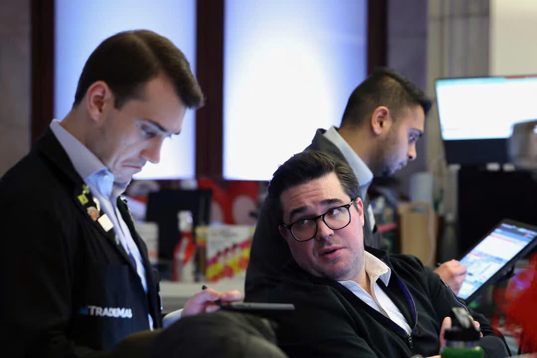 Các nhà giao dịch làm việc trên sàn giao dịch chứng khoán New York (NYSE) tại Thành phố New York, Hoa Kỳ, ngày 25 tháng 2 năm 2025