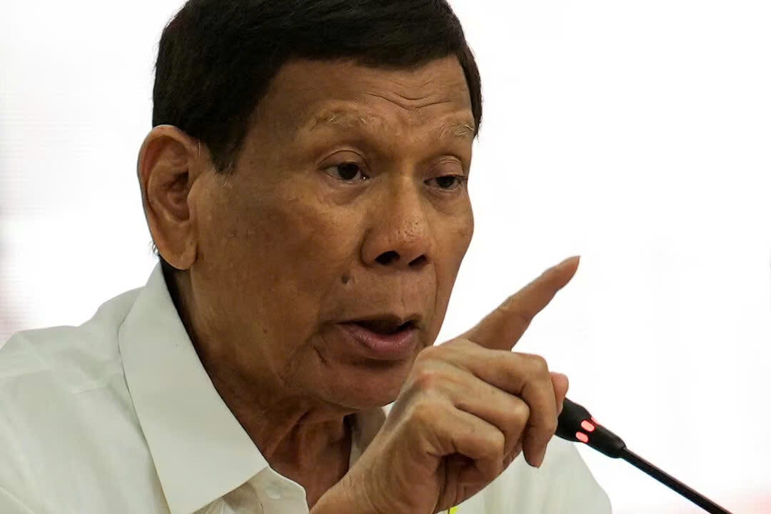 Cựu Tổng thống Philippines Rodrigo Duterte ra hiệu khi phát biểu trong phiên điều trần của Ủy ban Tứ giác Hạ viện điều tra cuộc chiến chống ma túy của chính quyền ông, tại Hạ viện, ở Thành phố Quezon, Metro Manila, Philippines, ngày 13 tháng 11 năm 2024