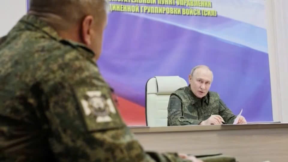 Tổng thống Nga Vladimir Putin phát biểu trước các chỉ huy khi ông đến thăm trung tâm chỉ huy của lực lượng vũ trang Nga trong quá trình xung đột Nga-Ukraine tại khu vực Kursk, Nga, ngày 12 tháng 3 năm 2025