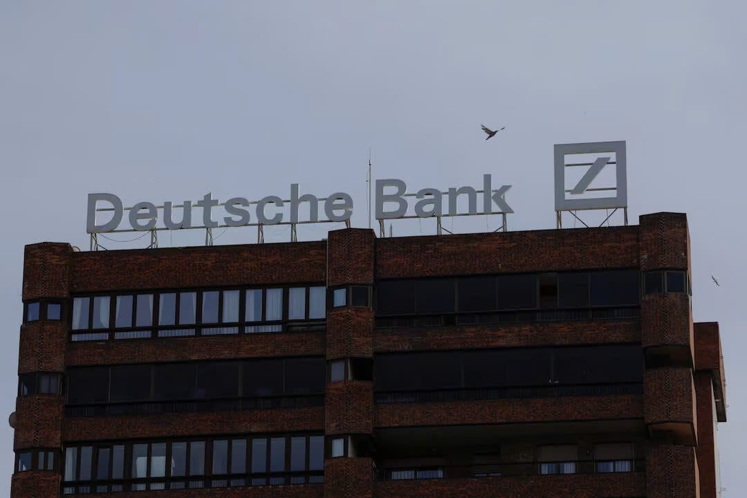 Logo của Deutsche Bank được nhìn thấy trên mái của một tòa nhà bên ngoài văn phòng chi nhánh của Deutsche Bank tại Malaga, Tây Ban Nha, ngày 24 tháng 4 năm 2024.