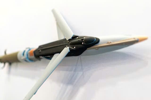 Một quả bom đường kính nhỏ phóng từ mặt đất được trưng bày tại gian hàng của Boeing trong cuộc họp thường niên và triển lãm của Hiệp hội Quân đội Hoa Kỳ tại Trung tâm Hội nghị Walter E. Washington ở Washington, Hoa Kỳ, ngày 14 tháng 10 năm 2024