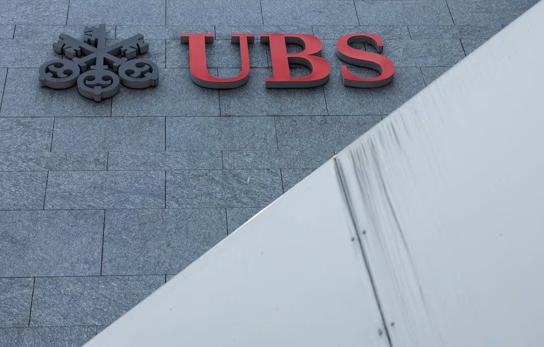 Logo của UBS được chụp trên chi nhánh của ngân hàng Thụy Sĩ tại Lucernecổ phiếu