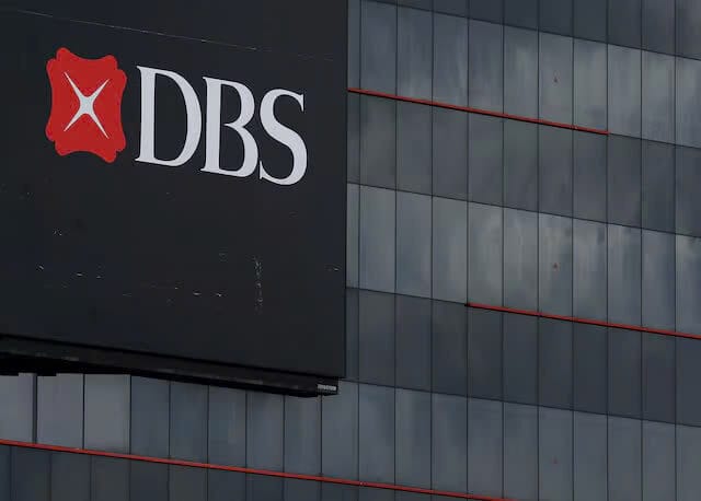 Logo của DBS được chụp bên ngoài một văn phòng tại Singapore ngày 5 tháng 1 năm 2016