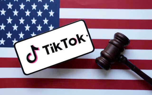 Logo Tik Tok, lá cờ Hoa Kỳ và búa của thẩm phán được nhìn thấy trong hình minh họa này được chụp vào ngày 6 tháng 8 năm 2024.Trump