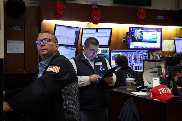 Các nhà giao dịch làm việc trên sàn tại Sàn giao dịch chứng khoán New York (NYSE) ở Thành phố New York, Hoa Kỳ, ngày 12 tháng 2 năm 2025.