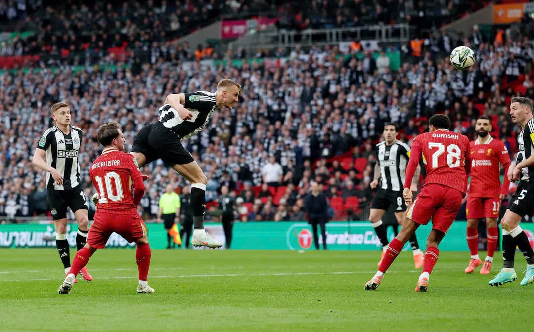 Dan Burn của Newcastle United ghi bàn thắng đầu tiên trong trận chung kết Carabao Cup, Sân vận động Wembley, London, Anh, ngày 16 tháng 3 năm 2025