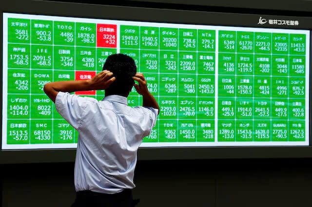 Một người đàn ông nhìn vào bảng giá chứng khoán điện tử bên ngoài một công ty môi giới ở Tokyo, Nhật Bản ngày 2 tháng 8 năm 2024.