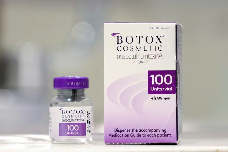 Một lọ Botox do AbbVie bán được nhìn thấy bên cạnh bao bì của nó trong một bức ảnh minh họa ở Manhattan, New York, Hoa Kỳ, ngày 8 tháng 12 năm 2021dược