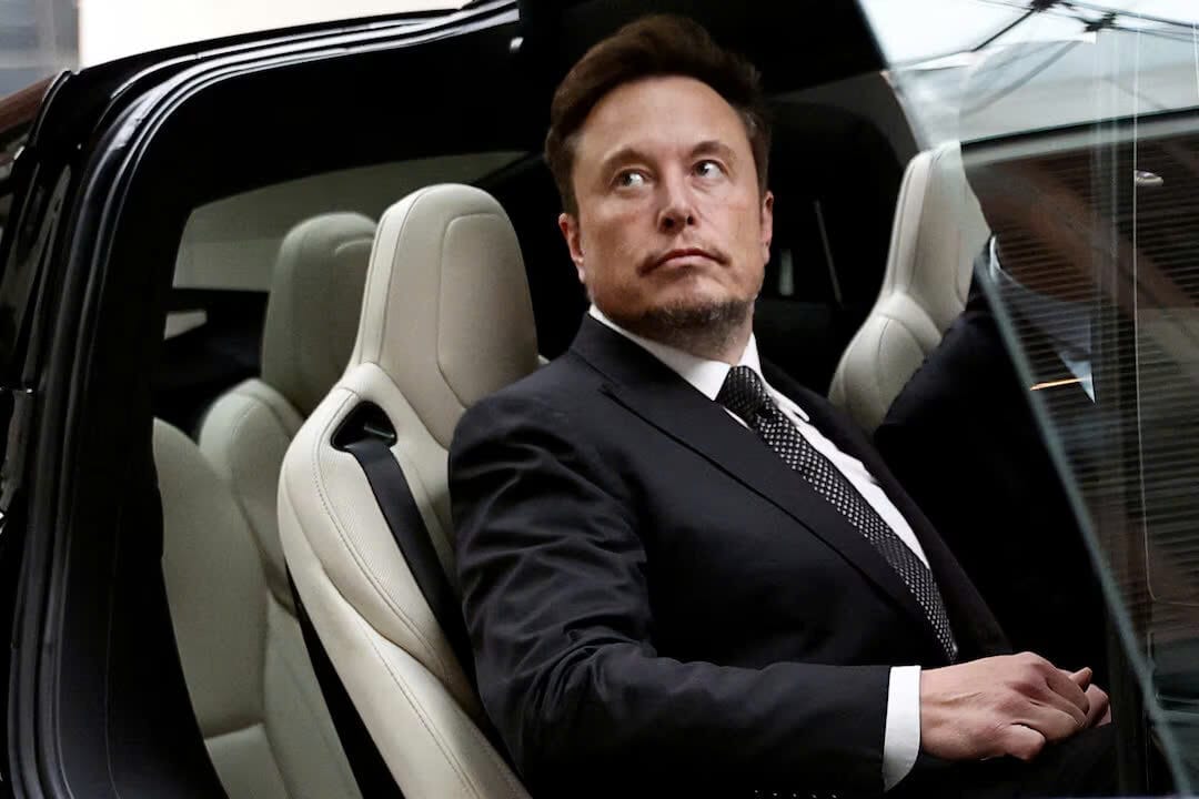 Tổng giám đốc điều hành Tesla Elon Musk lên xe Tesla khi rời khỏi khách sạn ở Bắc Kinh, Trung Quốc ngày 31 tháng 5 năm 2023Trump