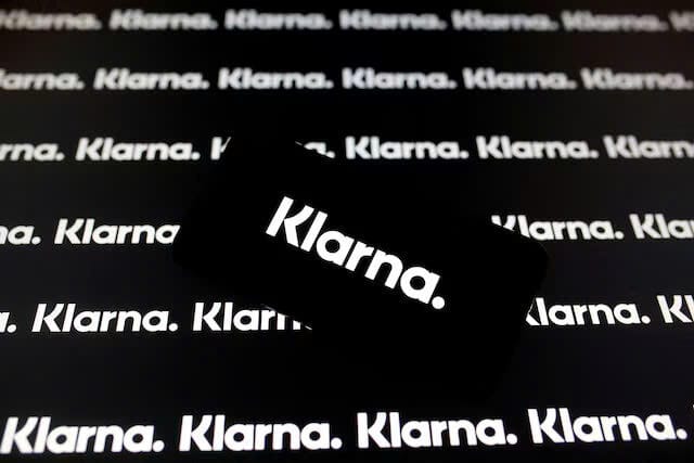 Một chiếc điện thoại thông minh hiển thị logo Klarna trong hình minh họa này được chụp vào ngày 6 tháng 1 năm 2020.