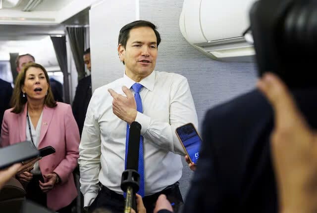 Ngoại trưởng Hoa Kỳ Marco Rubio phát biểu với các phóng viên trên máy bay của ông khi bay từ Suriname đến Miami, Florida, ngày 27 tháng 3 năm 2025