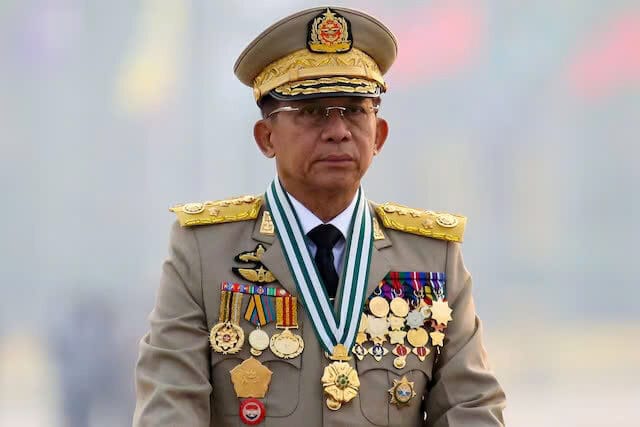 Người đứng đầu chính quyền quân sự Myanmar, Thượng tướng Min Aung Hlaing, người đã lật đổ chính phủ được bầu trong một cuộc đảo chính, chủ trì một cuộc diễu hành của quân đội vào Ngày Lực lượng Vũ trang ở Naypyitaw, Myanmar, ngày 27 tháng 3 năm 2021.