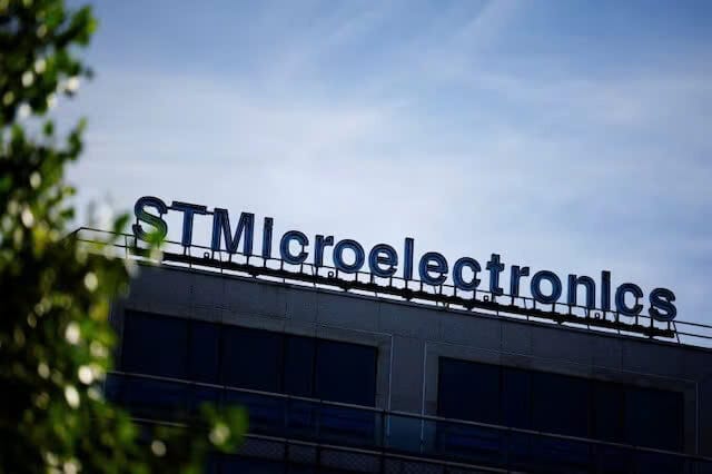 Logo của nhà sản xuất thiết bị điện tử và chất bán dẫn STMIcroelectronics được nhìn thấy bên ngoài tòa nhà công ty ở Montrouge, gần Paris, Pháp, ngày 12 tháng 7 năm 2022