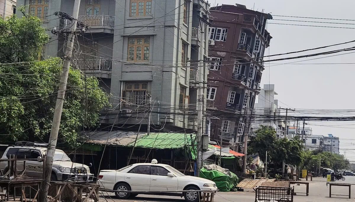 Nhân viên cứu hộ làm việc tại hiện trường một tòa nhà bị sập sau trận động đất mạnh ở Mandalay, Myanmar, ngày 29 tháng 3 năm 2025.