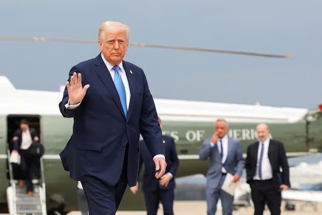 Tổng thống Hoa Kỳ Donald Trump bước lên Không lực Một khi ông khởi hành đến Florida, tại Căn cứ chung Andrews, Maryland, Hoa Kỳ, ngày 28 tháng 3 năm 2025