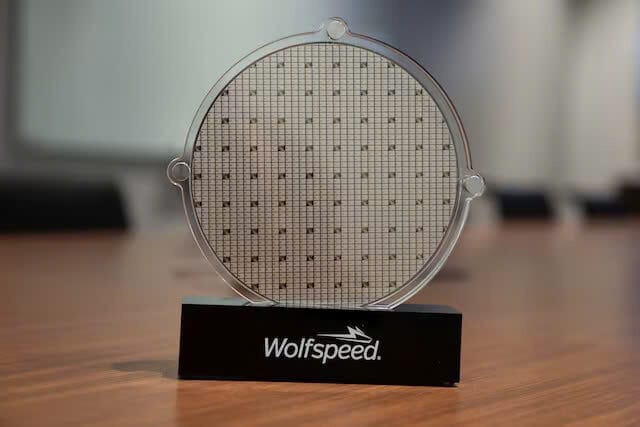 Tấm wafer silicon carbide 200mm của nhà sản xuất chip điện Hoa Kỳ Wolfspeed được trưng bày tại Mohawk Valley Fab của Wolfspeed ở Marcy, New York, Hoa Kỳ, tháng 4 năm 2022