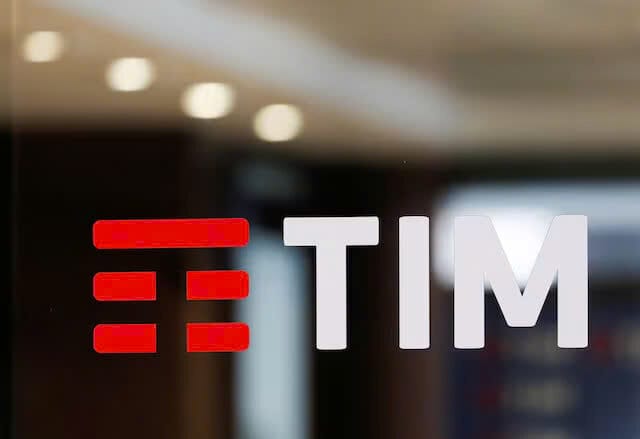 Logo của Tim được nhìn thấy tại trụ sở chính của công ty ở Rome, Ý ngày 22 tháng 11 năm 2021.Poste Italiane