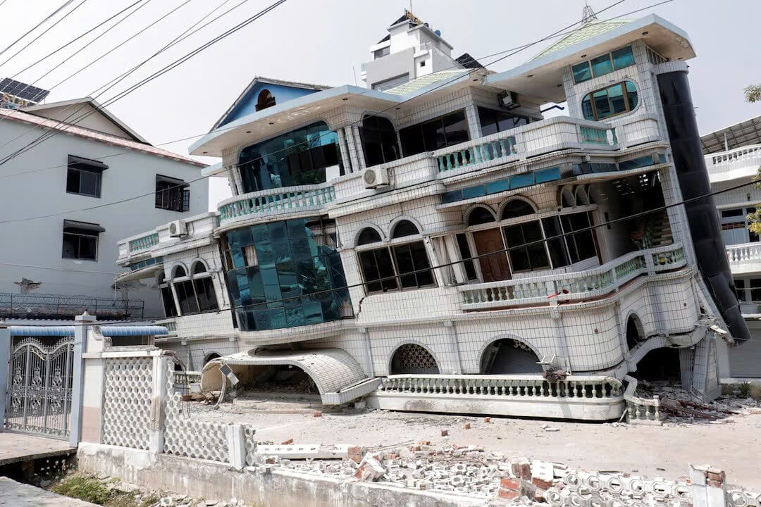Cảnh một tòa nhà bị sập sau trận động đất mạnh ở Mandalay, Myanmar, ngày 31 tháng 3 năm 2025
