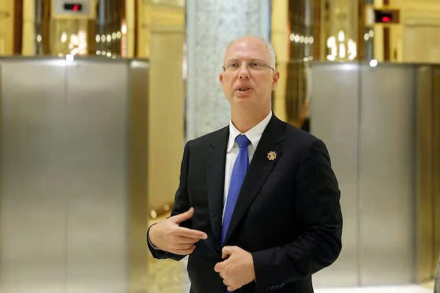 Người đứng đầu quỹ đầu tư quốc gia của Nga Kirill Dmitriev phát biểu với các thành viên của phái đoàn và các nhà báo sau cuộc hội đàm giữa Hoa Kỳ và Nga tại Riyadh, Ả Rập Xê Út, ngày 18 tháng 2 năm 2025.