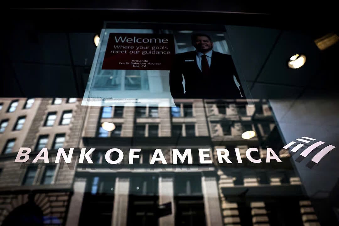 Logo của Ngân hàng Bank of America được nhìn thấy ở lối vào trung tâm tài chính của Ngân hàng Bank of America tại Thành phố New York, Hoa Kỳ, ngày 11 tháng 7 năm 2023.