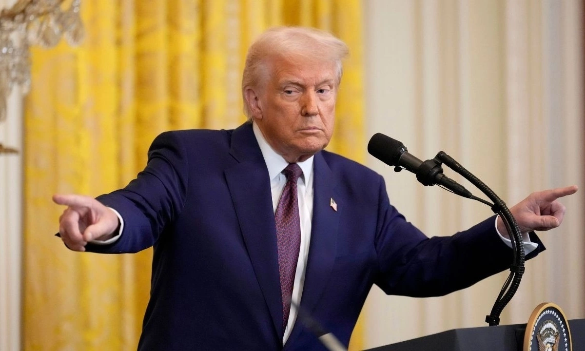 Chỉ vài phút trước khi ông Trump đăng tải thông tin về việc tạm dừng một số thuế quan áp lên các quốc gia khác, thị trường quyền chọn chứng kiến một loạt các giao dịch đột biến.