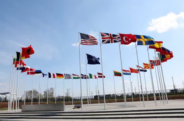 Cờ quốc gia của các thành viên Liên minh tung bay tại trụ sở NATO ở Brussels, Bỉ ngày 2 tháng 4 năm 2025