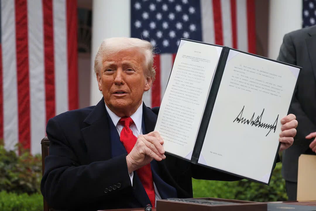 Tổng thống Hoa Kỳ Donald Trump cầm một sắc lệnh hành pháp đã ký về thuế quan, tại Vườn Hồng ở Nhà Trắng ở Washington, DC, Hoa Kỳ, ngày 2 tháng 4 năm 2025