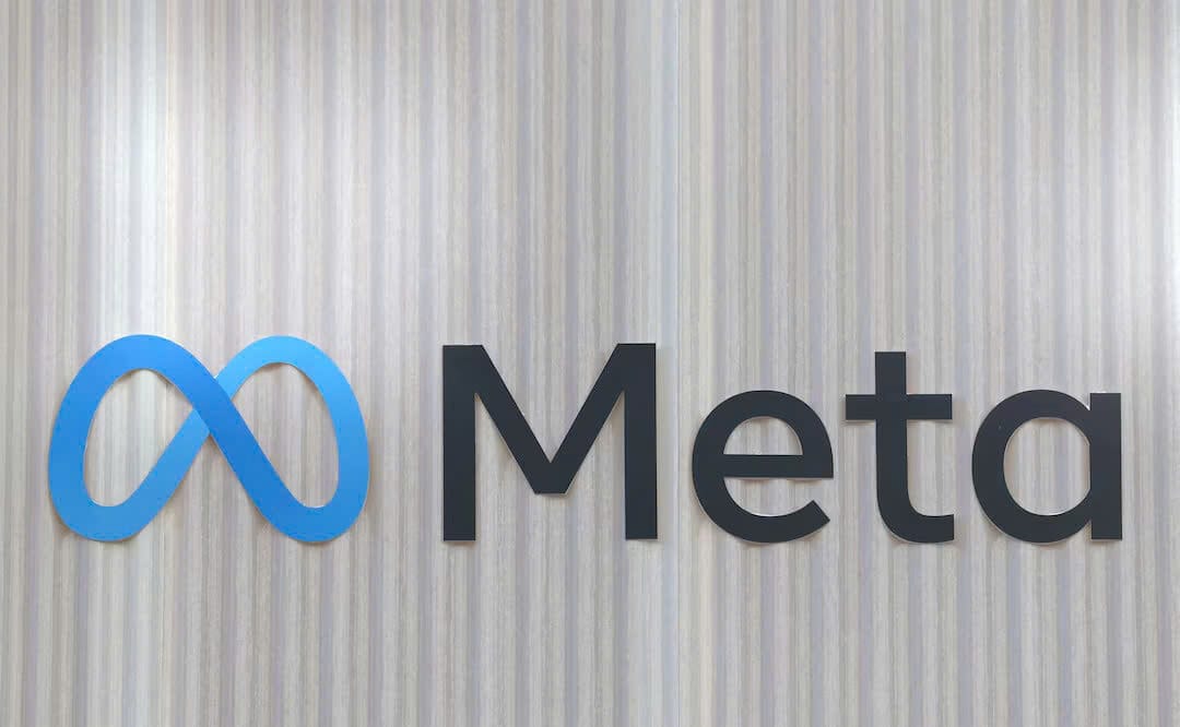 Logo của Meta được nhìn thấy ở lối vào gian hàng tạm thời của công ty trước Diễn đàn Kinh tế Thế giới (WEF) tại Davos, Thụy Sĩ ngày 18 tháng 1 năm 2025