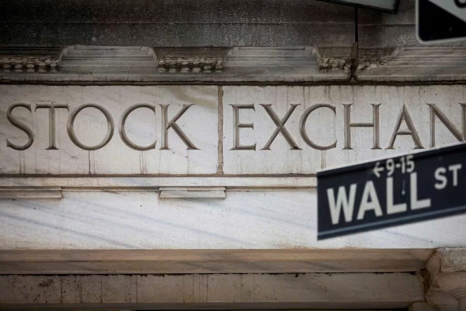 Lối vào Phố Wall của Sàn giao dịch chứng khoán New York (NYSE) được nhìn thấy ở Thành phố New York, Hoa Kỳ, ngày 15 tháng 11 năm 2022