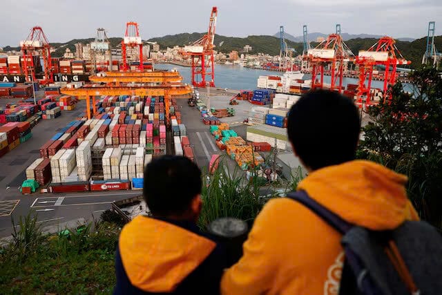 Trẻ em ngắm nhìn khu vực từ điểm quan sát trên các cần cẩu và container tại Cảng Keelung, Đài Loan ngày 3 tháng 4 năm 2025.