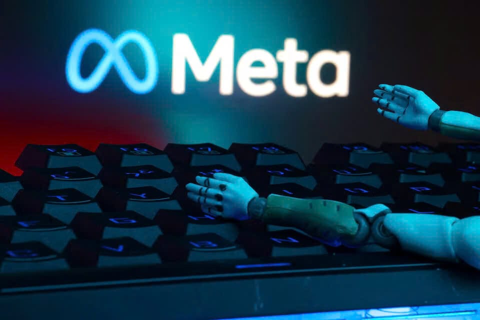 Logo Meta, bàn phím và bàn tay rô-bốt được nhìn thấy trong hình minh họa này được chụp vào ngày 27 tháng 1 năm 2025.
