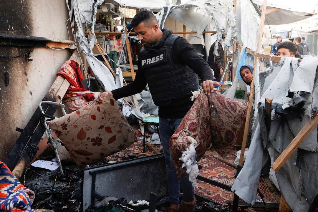 Trẻ em Palestine kiểm tra thiệt hại tại một căn lều chứa các nhà báo sau khi bị trúng đòn không kích của Israel, theo Phòng vệ Dân sự Palestine, tại Khan Younis, phía nam Dải Gaza, ngày 7 tháng 4 năm 2025.