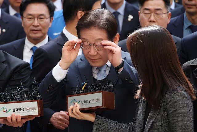 Lee Jae-myung, lãnh đạo Đảng Dân chủ đối lập chính của Hàn Quốc, đến tòa án ở Seoul, Hàn Quốc, ngày 26 tháng 3 năm 2025.