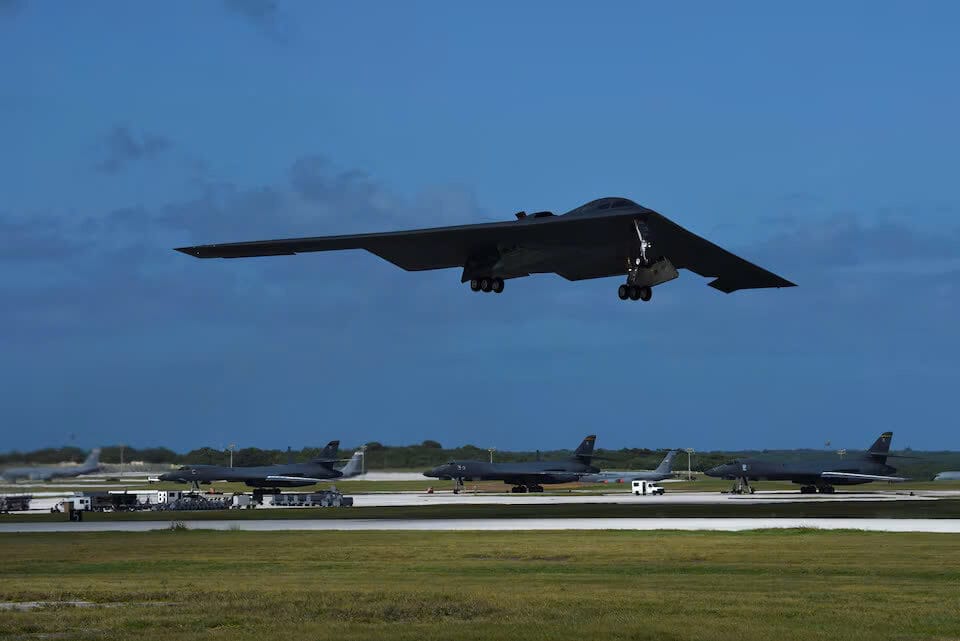 Một máy bay ném bom B-2 Spirit của Không quân Hoa Kỳ cất cánh từ Căn cứ Không quân Andersen, Guam ngày 11 tháng 1 năm 2018.