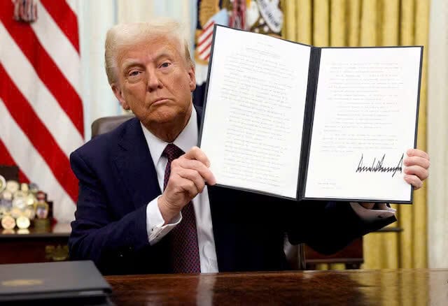 Tổng thống Hoa Kỳ Donald Trump cầm một sắc lệnh hành pháp đã ký về tiền điện tử, tại Phòng Bầu dục của Nhà Trắng, ở Washington, Hoa Kỳ, ngày 23 tháng 1 năm 2025