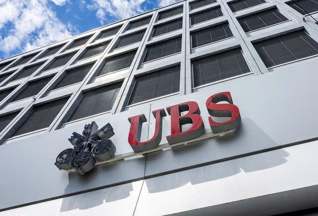 Logo của UBS được chụp trên chi nhánh của ngân hàng Thụy Sĩ tại Lucerne, Thụy Sĩ, ngày 14 tháng 6 năm 2024.