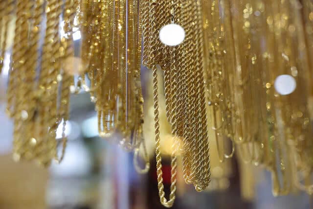 Đồ trang sức được trưng bày tại chợ Gold Souk ở Dubai, Các Tiểu vương quốc Ả Rập Thống nhất, ngày 14 tháng 3 năm 2025.vàng