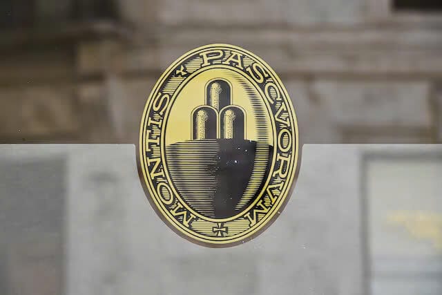 Góc nhìn về logo của Monte dei Paschi di Siena (MPS), ngân hàng lâu đời nhất thế giới, đang phải đối mặt với tình trạng sa thải hàng loạt như một phần của kế hoạch sáp nhập doanh nghiệp, tại Siena, Ý, ngày 11 tháng 8 năm 2021. NBIM